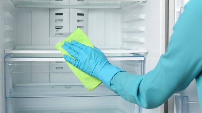 Cleaning fridge with vinegar to remove odors